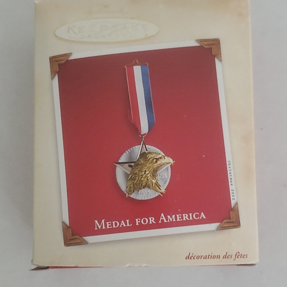 2002 Hallmark Keepsake Ornament Medal for America